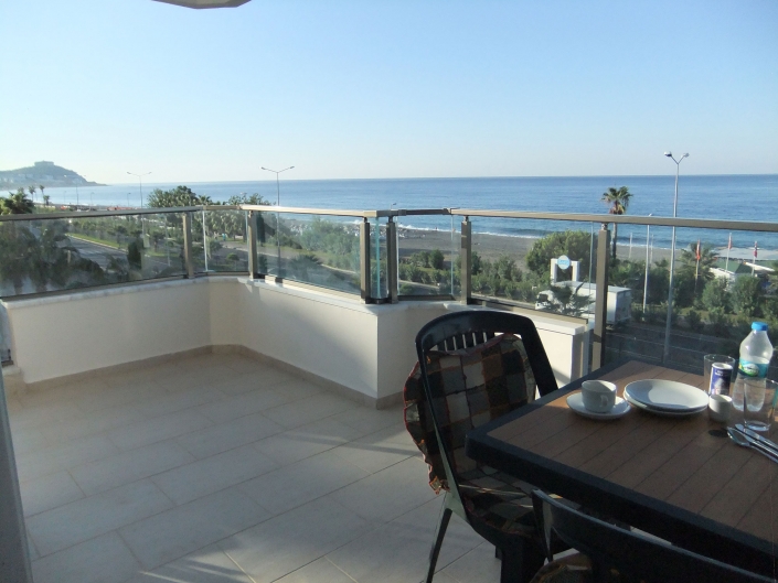 Rummelig terrasse med udsigt og stranden i Mahmutlar
